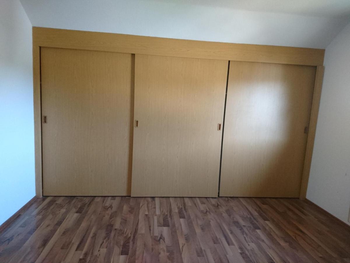 An Der Grünen Donau, Privatzimmer, Kein Parkplatz, Parken Auf Unserem Privaten Grundstück Ist Nicht Gestattet Und Führt Zur Strafanzeige Sowie Kostenpflichtigem Abschleppen *